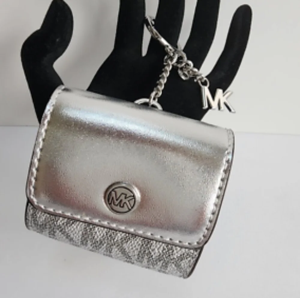 NWT Michael Kors MK Jet Set Travel Airpod Earpod Case Coinpurse Keychain Silver - Picture 7 of 8